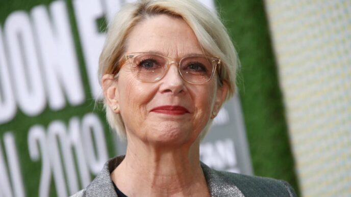Annette Bening Si Unisce Al Ca