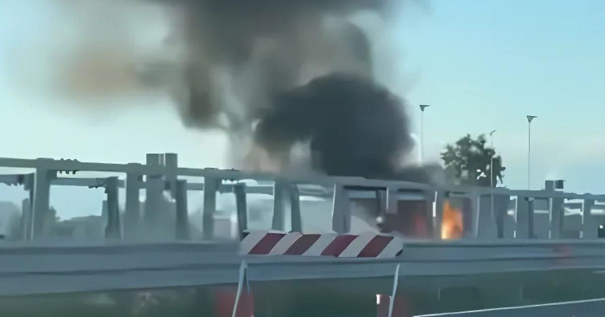 Auto Avvolta Dalle Fiamme Sull