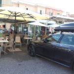 Auto Di Turisti Stranieri Invade La Passeggiata Di Viareggio E Si Ferma Contro Il Dehor Di Una Birreria
