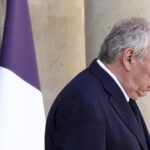 Bayrou Sfida l’assemblea nazionale con il voto di fiducia sulla manovra finanziaria 2026 tra crisi e tensioni politiche