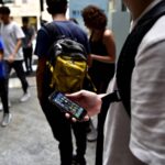 Cellulari in classe, italiani favorevoli al divieto: il 76% dice sì nelle scuole secondarie
