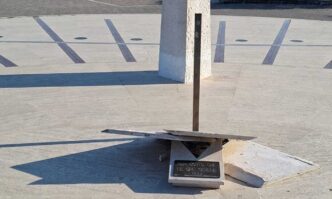 Danneggiata La Targa In Marmo