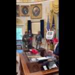 Donald Trump Riceve Gli Operai Impegnati Nella Ristrutturazione Della Casa Bianca E Regala Cappelli Maga Nello Studio Ovale