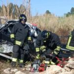 Grave incidente a Cala Liberotto, macchina con quattro giovani sfonda un muro e si ferma in un terreno