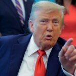 Il caso delle mani livide di Donald Trump scatena richieste di chiarimento sulla sua salute pubblica