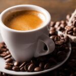 Il prezzo del caffè verde si mantiene alto tra dazi, gelate e impatti sul costo della tazzina al bar in Italia