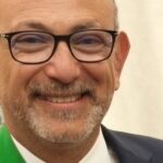 Il sindaco di Sulmona rimane chiuso nel municipio tra ironia e polemiche per le vacanze post insediamento