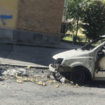 Incendio doloso nel quartiere Regio Parco a Torino: due auto distrutte, tensione alta e appelli per la sicurezza