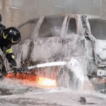 Incendio Improvviso Davanti All’ospedale Di Biella: Un’auto In Fiamme Nel Parcheggio Del Presidio Sanitario