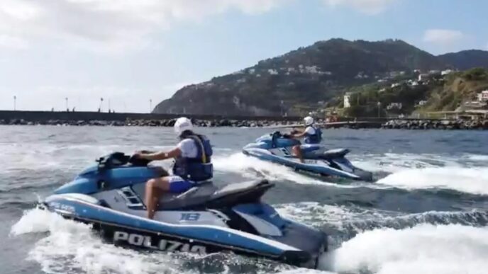 Ischia2C Inseguimento In Mare E