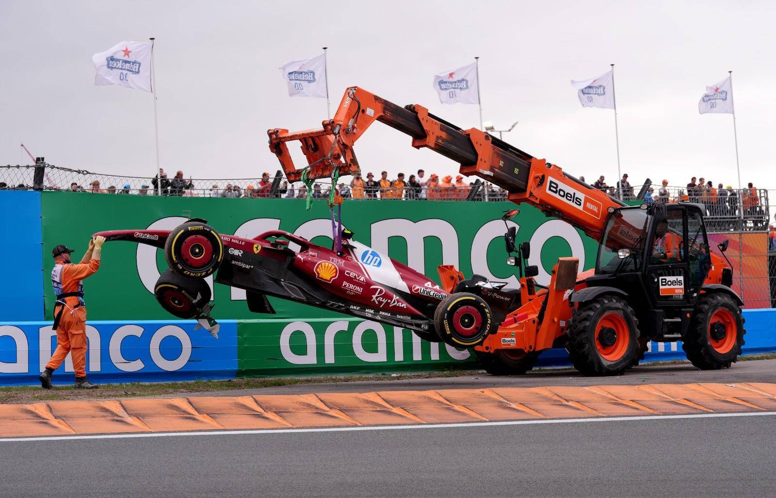 Lewis Hamilton Costretto Al Ri