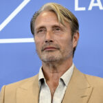 Mads Mikkelsen e Anders Thomas Jensen celebrano 25 anni di collaborazione con The Last Viking, mix di dramma e black comedy