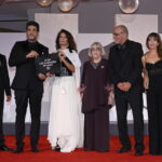 Maryam Touzani sul red carpet con la borsa “stop genocide in Gaza” alla presentazione di Calle Malaga a Venezia 2025
