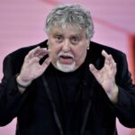 Maurizio Mattioli smentisce ancora una volta le fake news sulla sua morte con un video ironico
