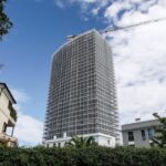 Mille giorni dopo l’incendio, la torre di via antonini a Milano si prepara a rinascere con la ricostruzione e un processo in corso