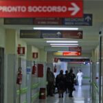 Minaccia con bombola di ossigeno al pronto soccorso di Bergamo: giovane arrestato per pericolo sociale