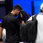 Novak Djokovic agli US Open 2025: problemi alla schiena durante il match contro Cameron Norrie
