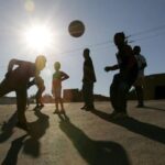 Ortucchio vieta di giocare a pallone nelle piazze per motivi di sicurezza pubblica, ordinanza che divide il paese