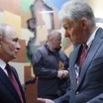 Peskov attacca l’Europa: “È lei a tenere in ostaggio la pace” e loda Trump