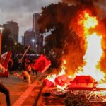 Proteste e violenze in Indonesia dopo la morte del tassista investito dalla polizia