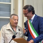 Renato Pozzetto riceve cittadinanza onoraria a Laveno Mombello per il legame con il Lago Maggiore