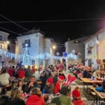 Rocca Di Mezzo, Natale Ad Agosto A Terranera: Oltre 200 Persone Sfidano Il Freddo Estivo Tra Luci E Vin Brulè