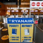 Ryanair e la polemica sui bonus al personale per il controllo dei bagagli a mano fuori misura