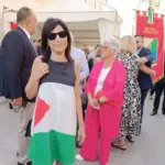 Simona Giannangeli sfila con abito palestinese alla Perdonanza Celestiniana Dell’Aquila: un segnale di protesta e impegno politico