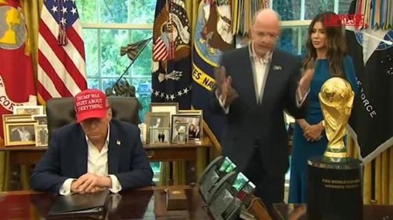 Trump Indossa Il Cappello Con