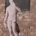 Turista Si Arrampica Sulla Copia Del David A Firenze E Condivide Il Video Sui Social