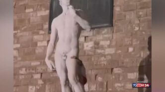 Turista Si Arrampica Sulla Cop