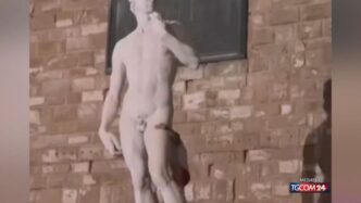 Turista Si Arrampica Sulla Cop