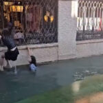 Una Gondola Si Ribalta A Venezia A Causa Di Movimenti Improvvisi Dei Turisti Durante Il Giro In Rio Interno