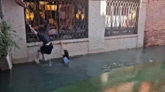 Una Gondola Si Ribalta A Venez