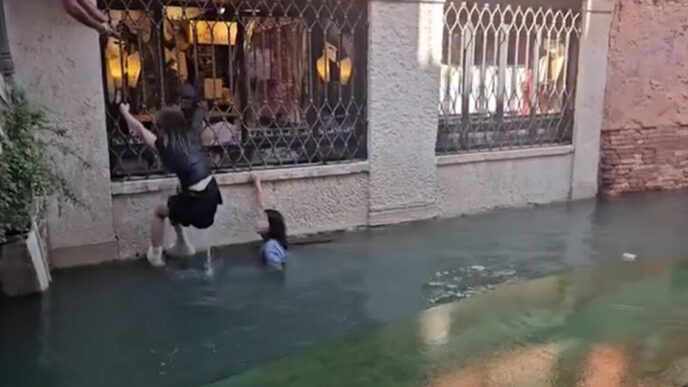 Una Gondola Si Ribalta A Venez