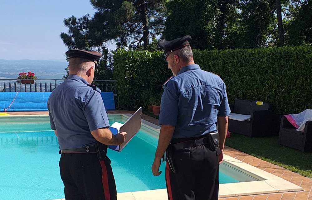 Uomo Muore Cadendo In Piscina