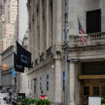 Wall Street Chiude In Rosso, Euro Perde Terreno Contro Dollaro Dopo Sessione Negativa