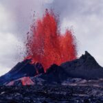 Hawaii, il vulcano Kīlauea torna a eruttare: spettacolari fontane di lava alte 100 metri illuminano la notte e coprono il cielo di cenere