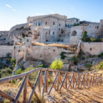 Nel cuore del Gargano c’è un borgo che sembra un presepe: Monte Sant’Angelo è magia pura