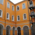 Aggressione con martello davanti a scuola a Napoli, giovane ferito prima di entrare in classe