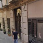 Agguato in pieno giorno a Chiaia, giovane accoltellato durante una passeggiata con il cane