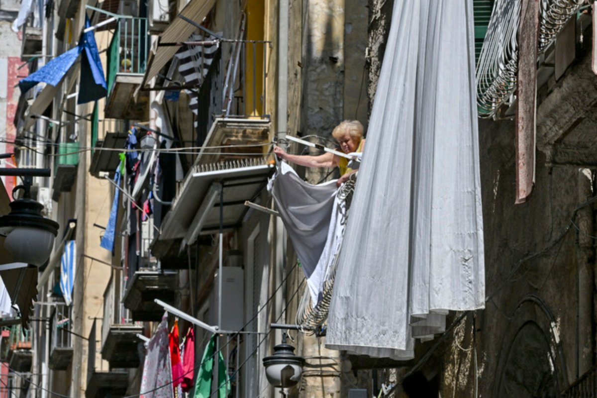 Bambino Cade Dal Terzo Piano A