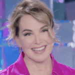 Barbara D’Urso replica all’etichetta di trash e spiega il segreto delle sue luci sul set