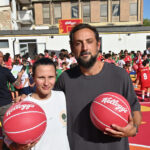 Belinelli e Sottana inaugurano il playground riqualificato nel parco di Monteoliveto a Pistoia per promuovere lo sport giovanile