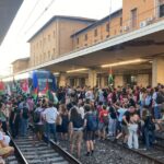 Centinaia di manifestanti bloccano i binari alla Stazione Di Pisa: treni fermi
