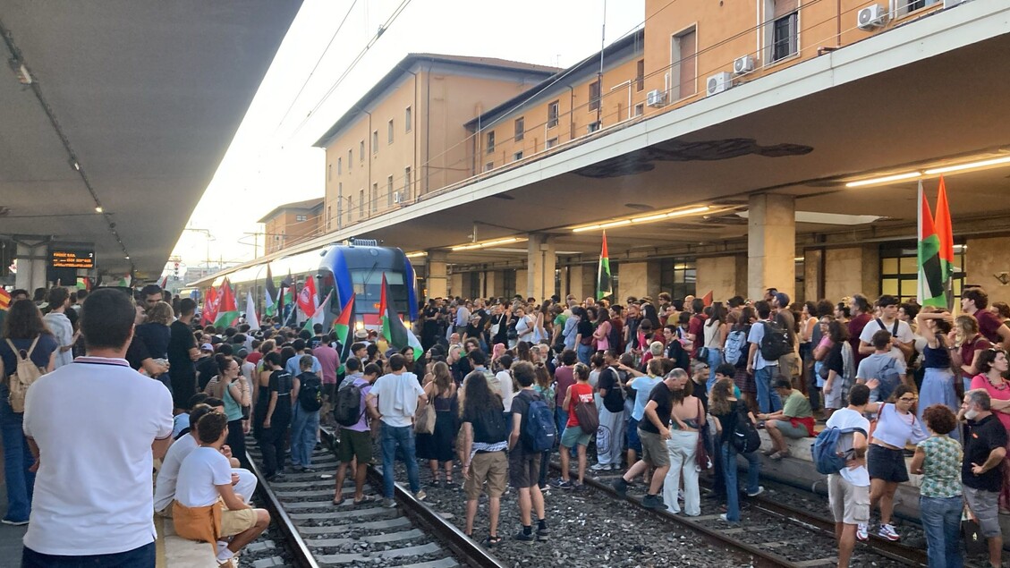 Centinaia Di Manifestanti Bloc