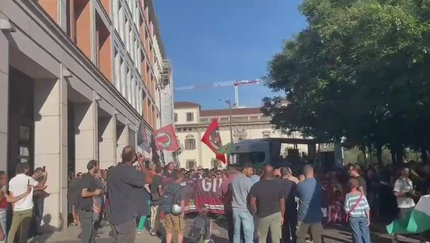 Cori Contro La Polizia E Il Mi