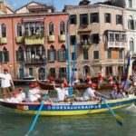Corteo di barche a Venezia ricorda cooperante detenuto in Venezuela e guerra in Ucraina