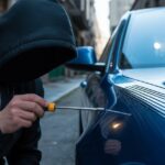 Due episodi a Settimo Torinese al centro di critiche: vandalismo in una scuola e uso di hashish in piazza