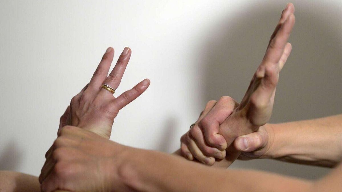 Due Ragazze Violentate E Costr